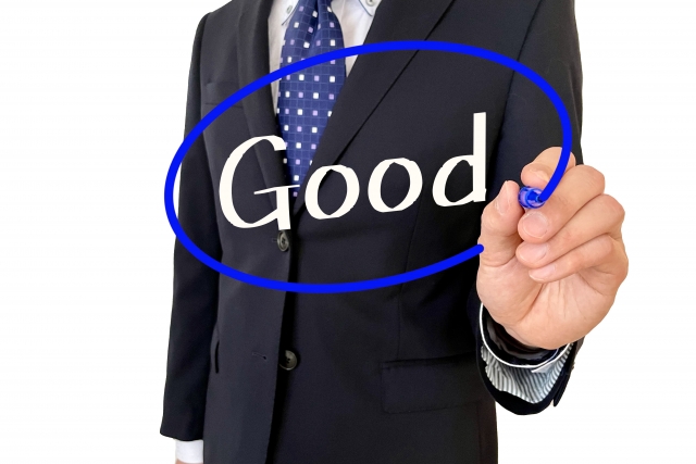 画面にGoodと書いている男性