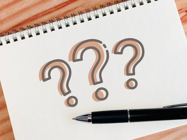 はてなマークが書かれた紙