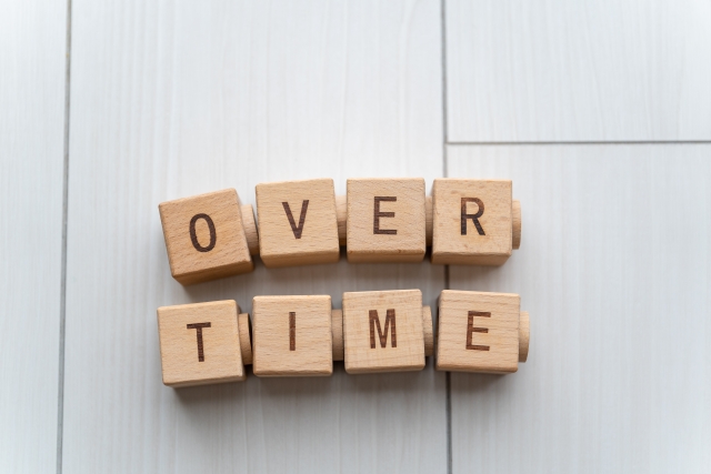 OVER TIMEと書かれた木のブロック