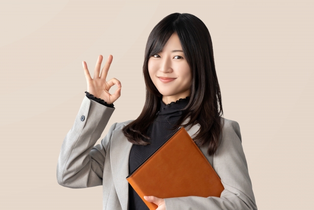 OKサインをする女性