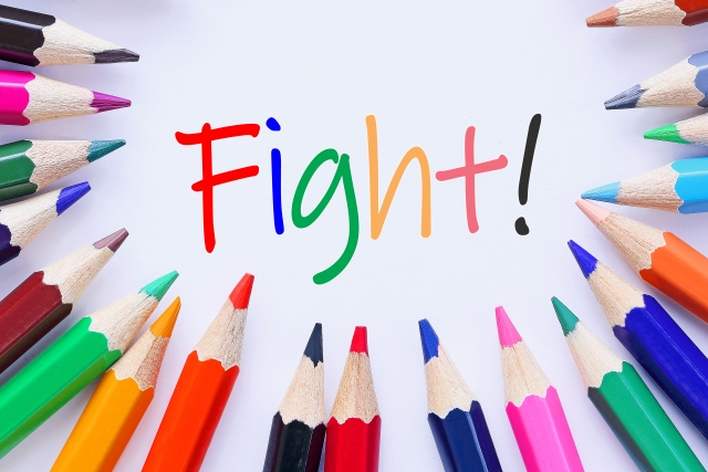 多数の色鉛筆とFight!と書かれた文字