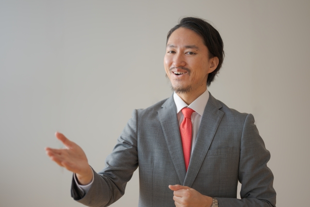 他人に話を振っている男性