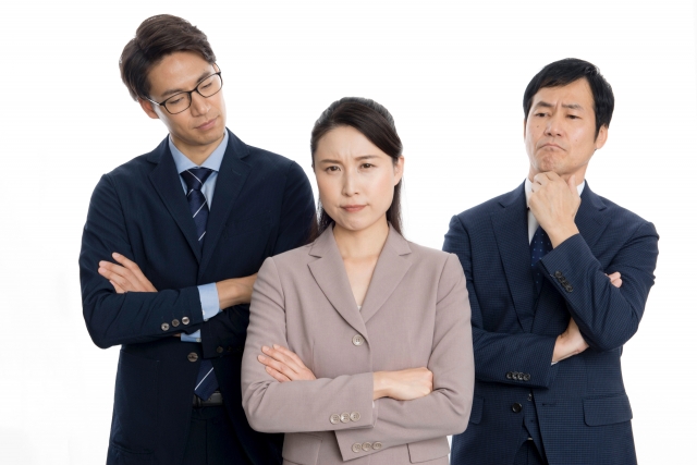何かを考えている3人