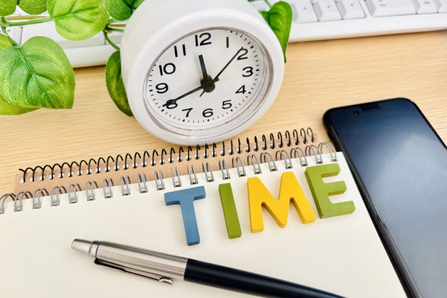 時計とTIMEと書かれた文字