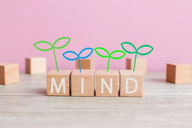 MINDと書かれた木のブロック