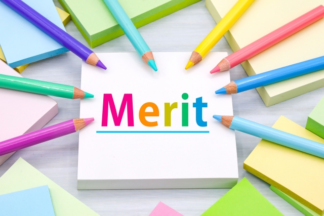 Meritと書かれたメモ帳と色鉛筆
