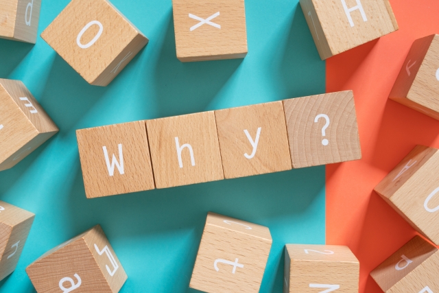 Why?と書かれた木のブロック