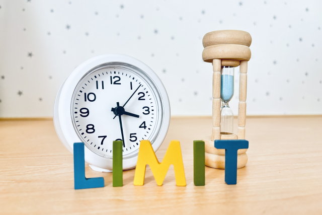 時計と砂時計とLIMITの文字