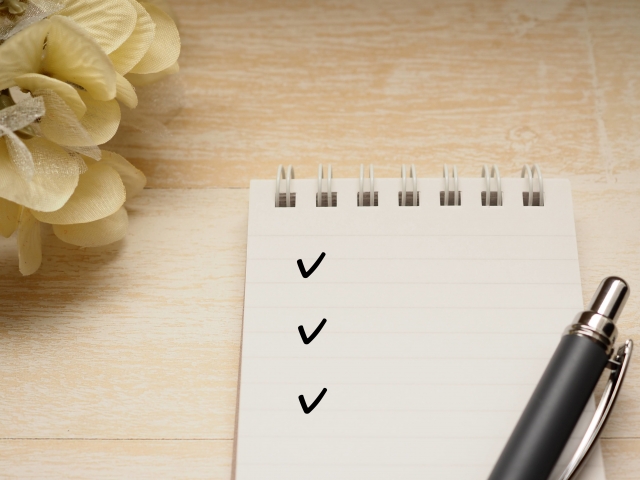 チェックマークが書かれているノート