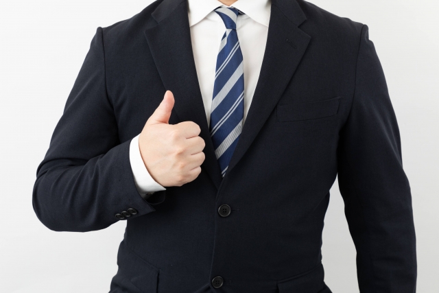 親指を立てたハンドサインをする男性