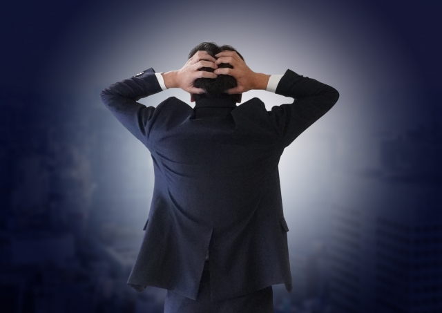 頭を抱えている男性