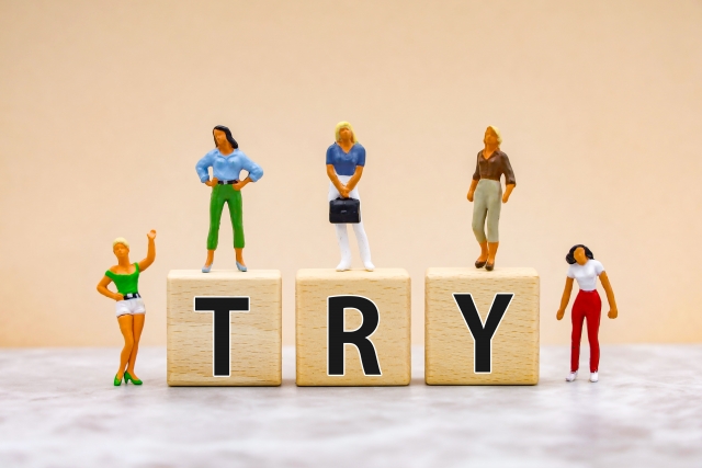 TRYと書かれた木のブロック